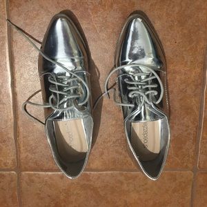 Shoe dazzle Silver oxford style shoes